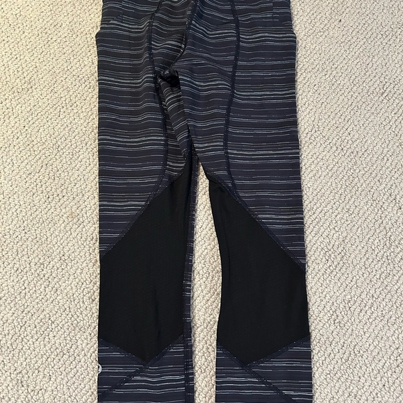 Lululemon capris size 4 - Picture 2 of 2